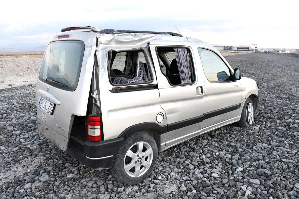 Yoldan çıkan hafif ticari araç şarampole düştü: 1 yaralı