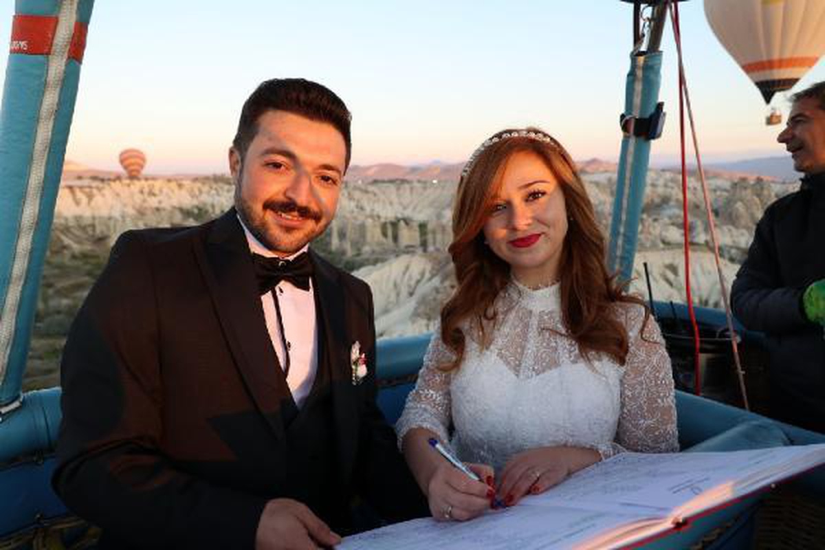 Young couple got married in a hot air balloon