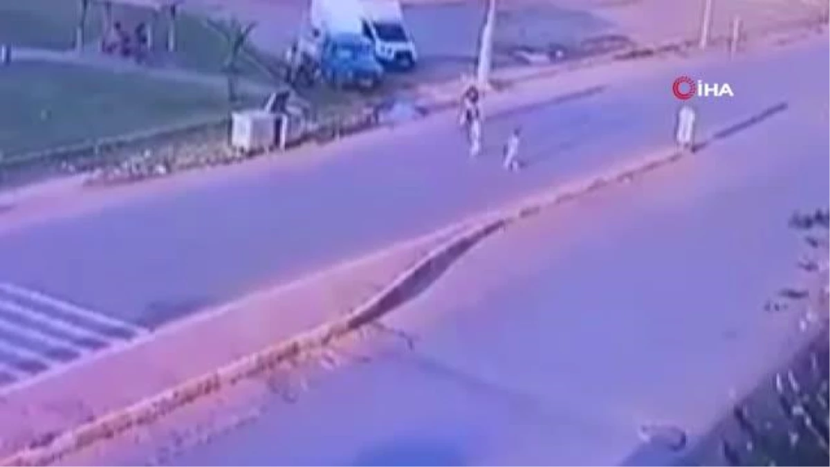 14 yaşındaki çocuğun feci ölümü kamerada... İki aracın bisikletli çocuğa arka arkaya çarpıp ölümüne sebep olduğu feci kaza güvenlik kamerasında