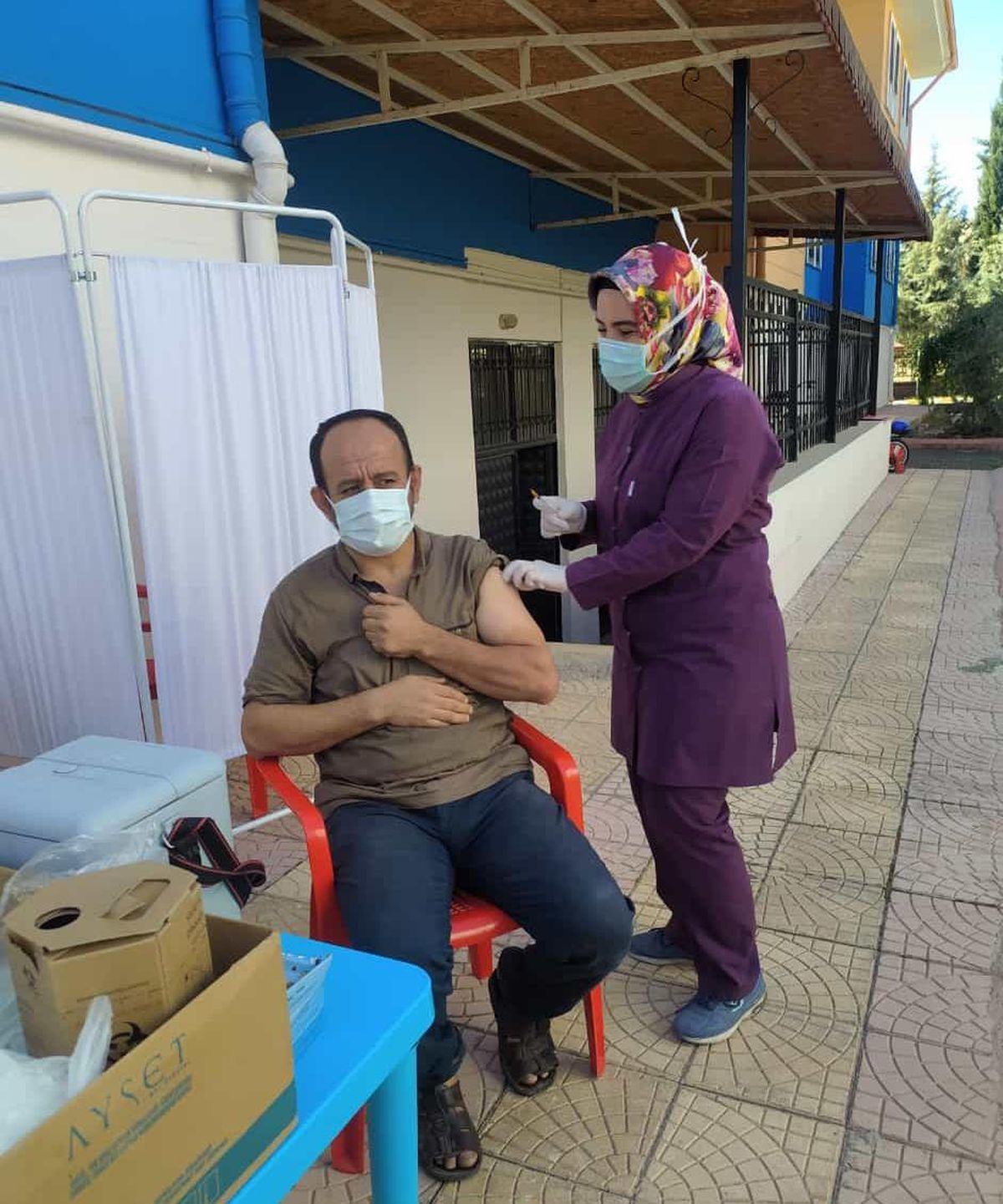 Adıyaman\'da Kovid-19 aşısı yaptıran velilere kitap hediye edildi