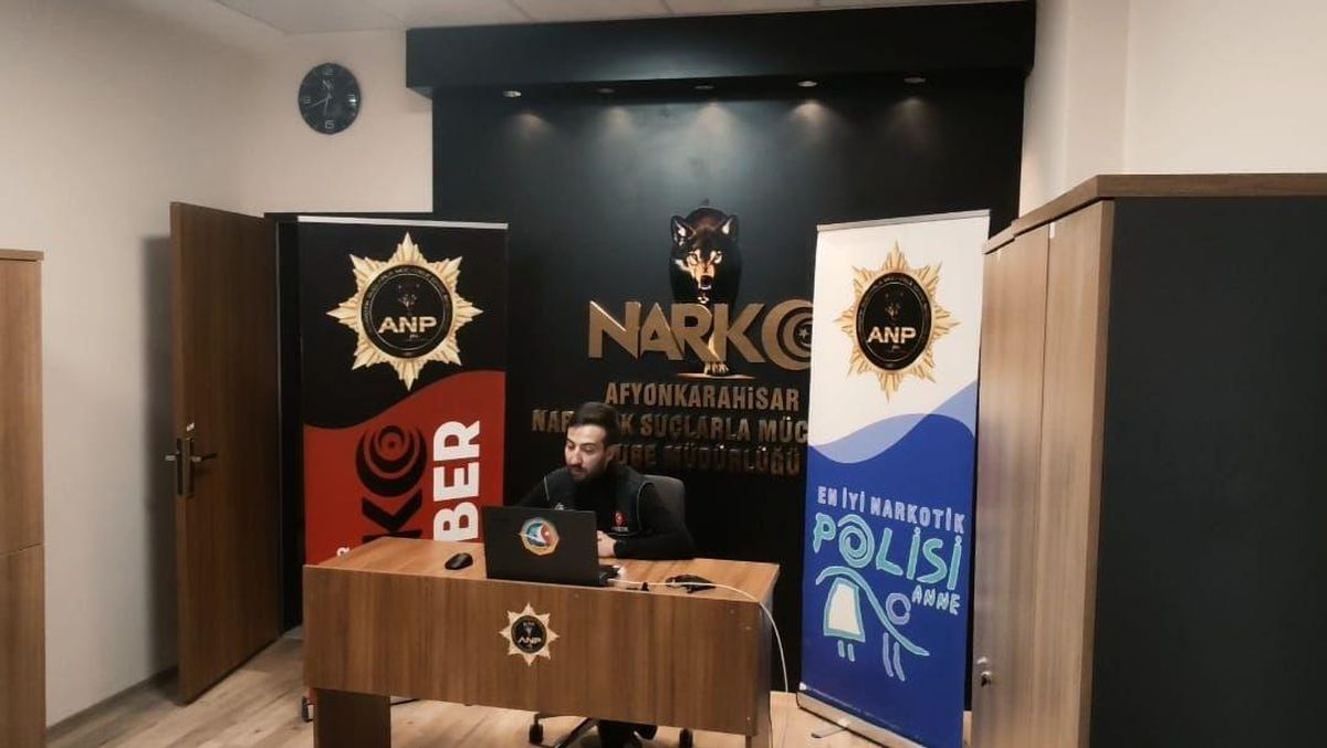 Afyonkarahisar\'da 307 muhtar ve kamu çalışanına "En İyi Narkotik Anne Projesi" anlatıldı