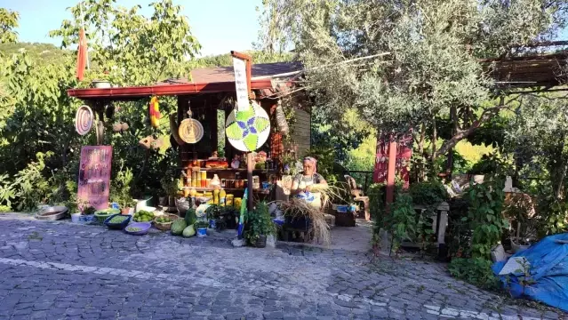 Aile geçimini buğday sapından sağlıyor