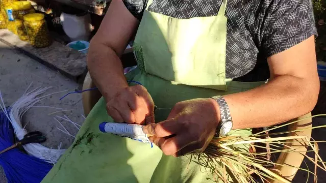 Aile geçimini buğday sapından sağlıyor