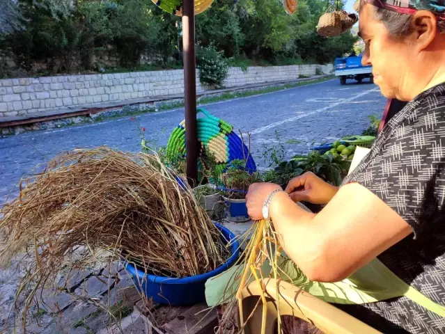 Aile geçimini buğday sapından sağlıyor