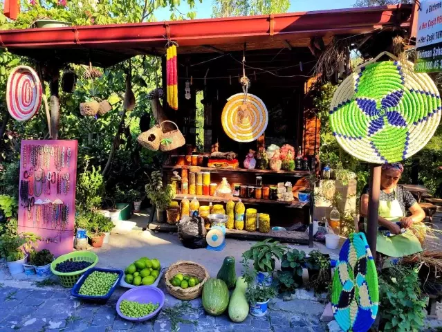 Aile geçimini buğday sapından sağlıyor