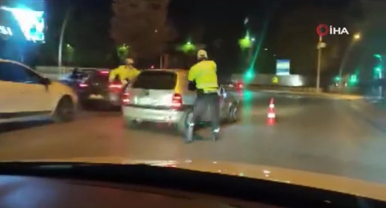 \'Dur\' ihtarına uymayarak aracını polislerin üzerine süren sürücü yakalandı
