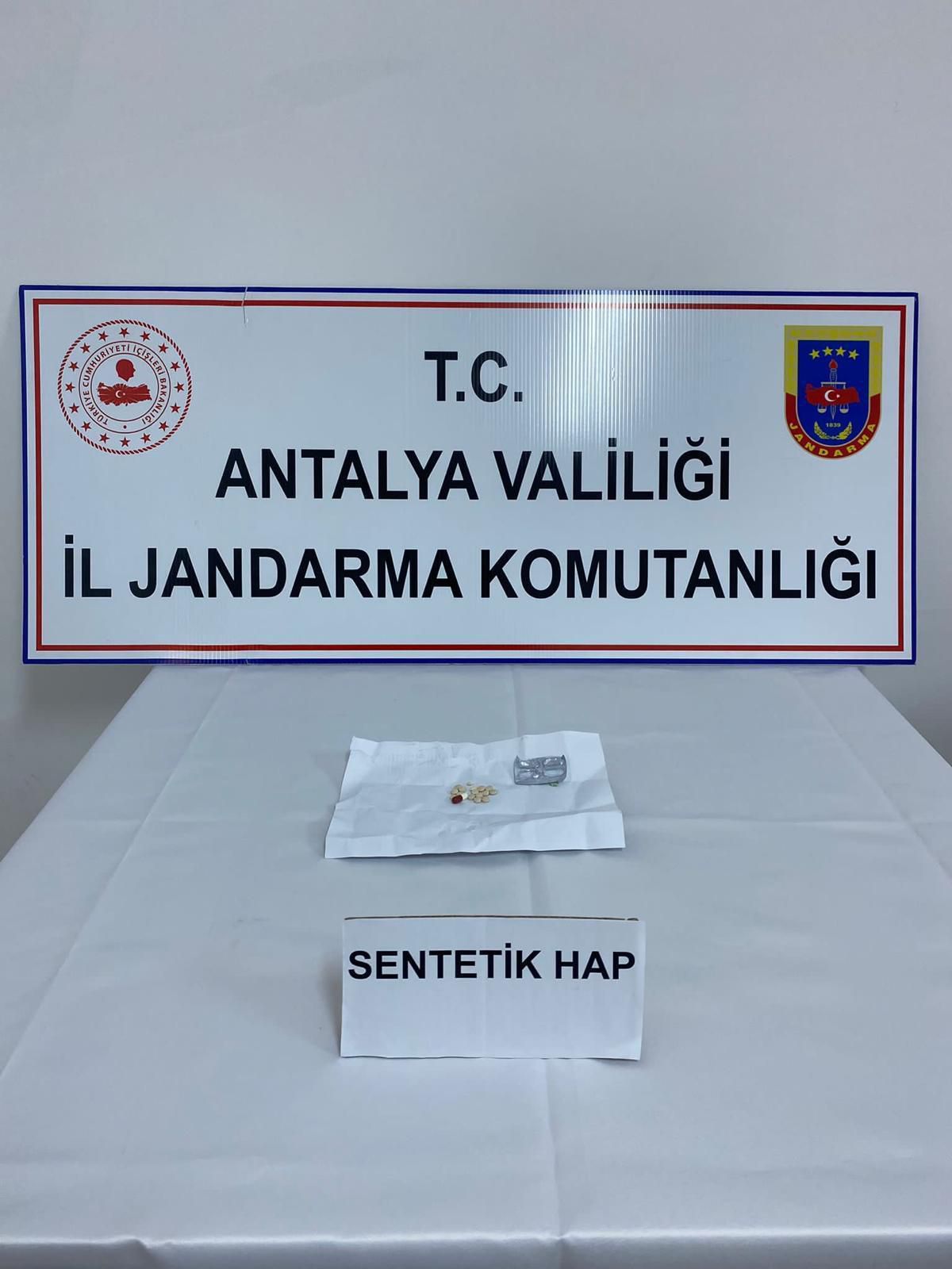 Antalya\'da yolcu otobüsünde uyuşturucu hap ele geçirildi