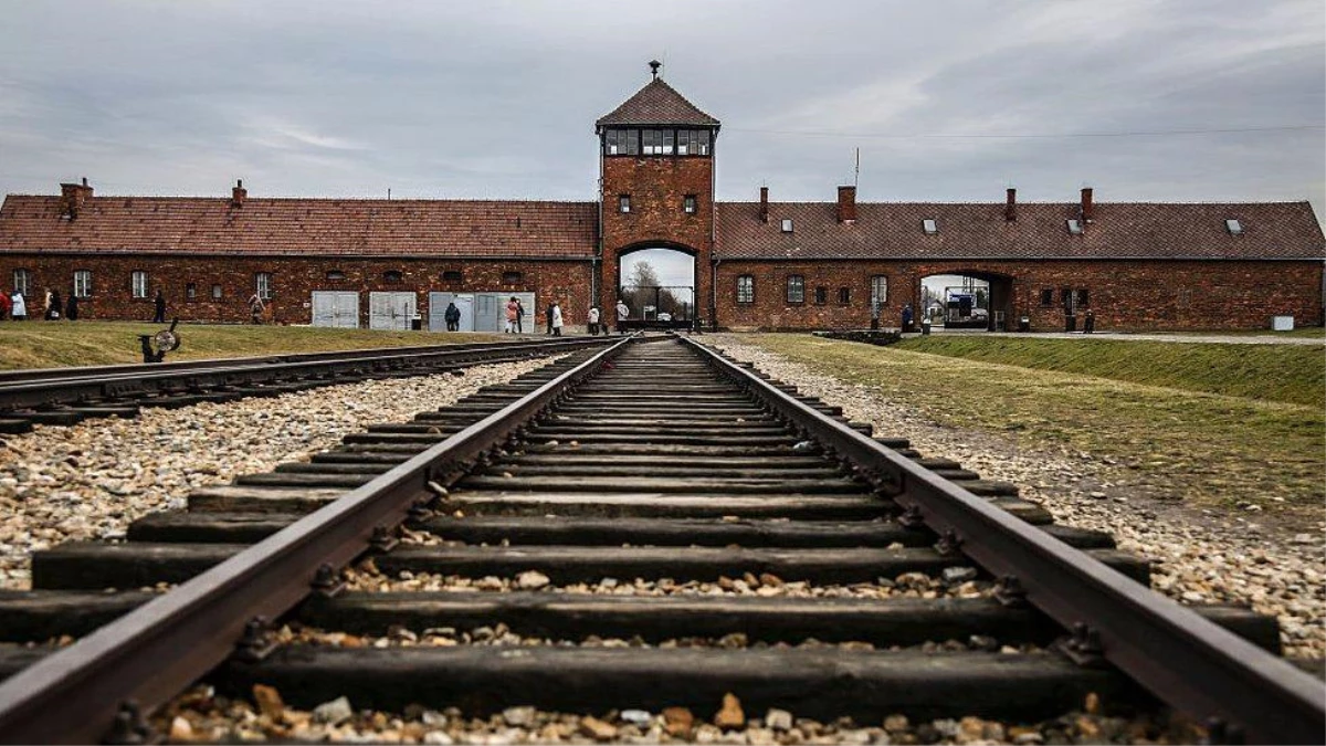 Auschwitz toplama kampına Yahudi karşıtı yazılama yapıldı