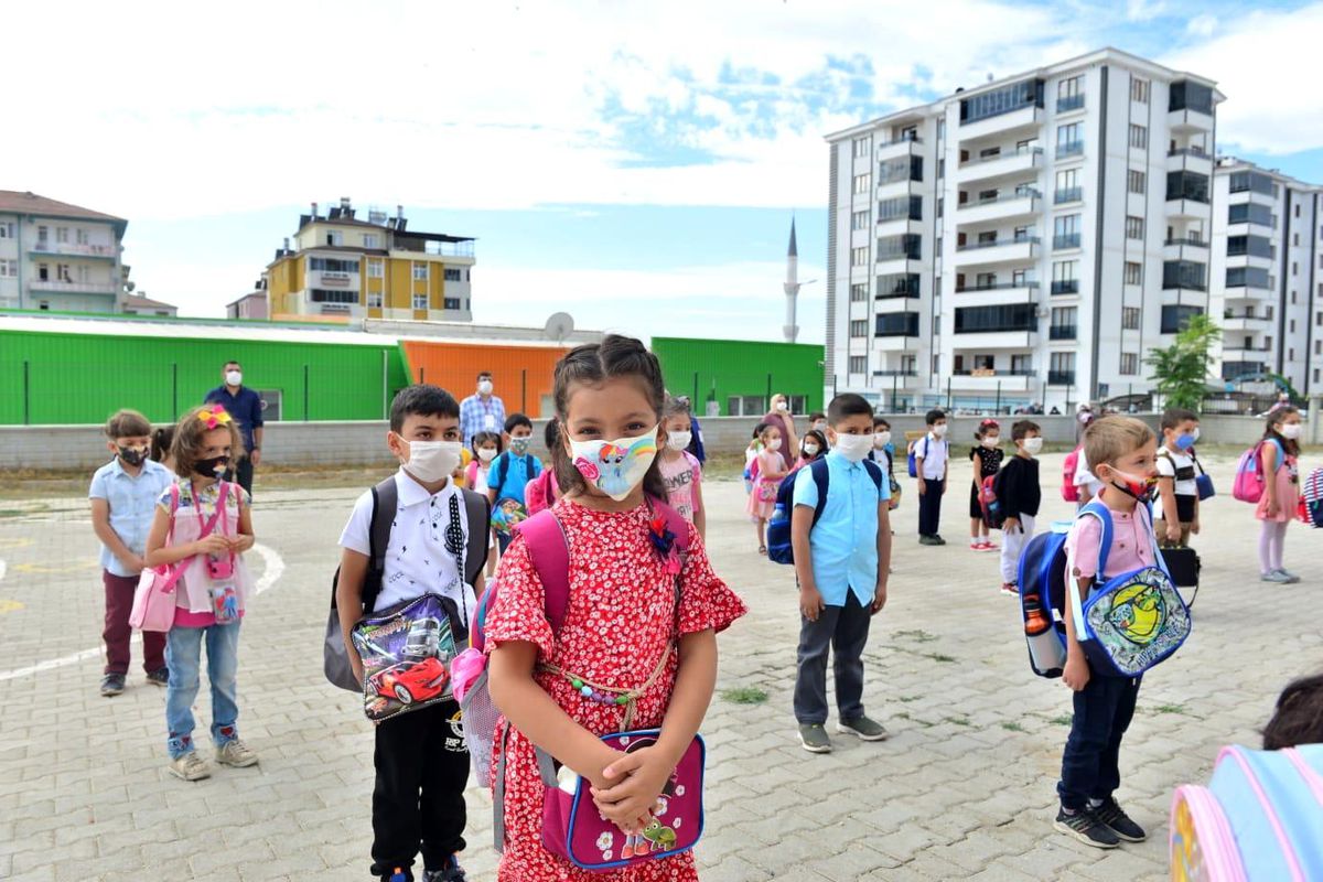 Bakanımız Derya Yanık: "Okulların açılmasıyla çocuklarımızın eğitim ihtiyaçları için Sosyal Yardımlaşma ve Dayanışma Vakıflarımıza 186 milyon TL...