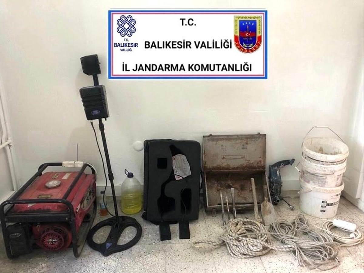 Son dakika haber: Balıkesir\'de kaçak kazı ve kaçak sigara operasyonu