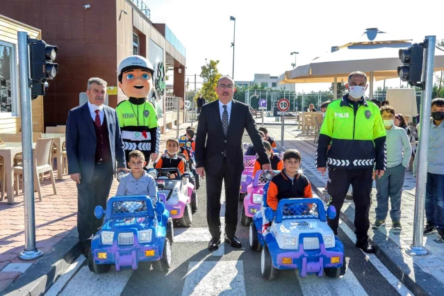 Başkan Kavuş, trafik eğitiminde çocuklara eşlik etti