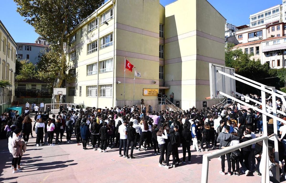 Beyoğlu\'nda okul bahçeleri oyun alanlarına dönüşüyor