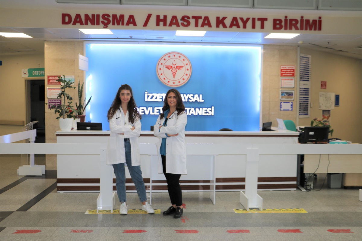Doktor anne kız omuz omuza Kovid-19 hastalarını iyileştirmeye çalışıyor