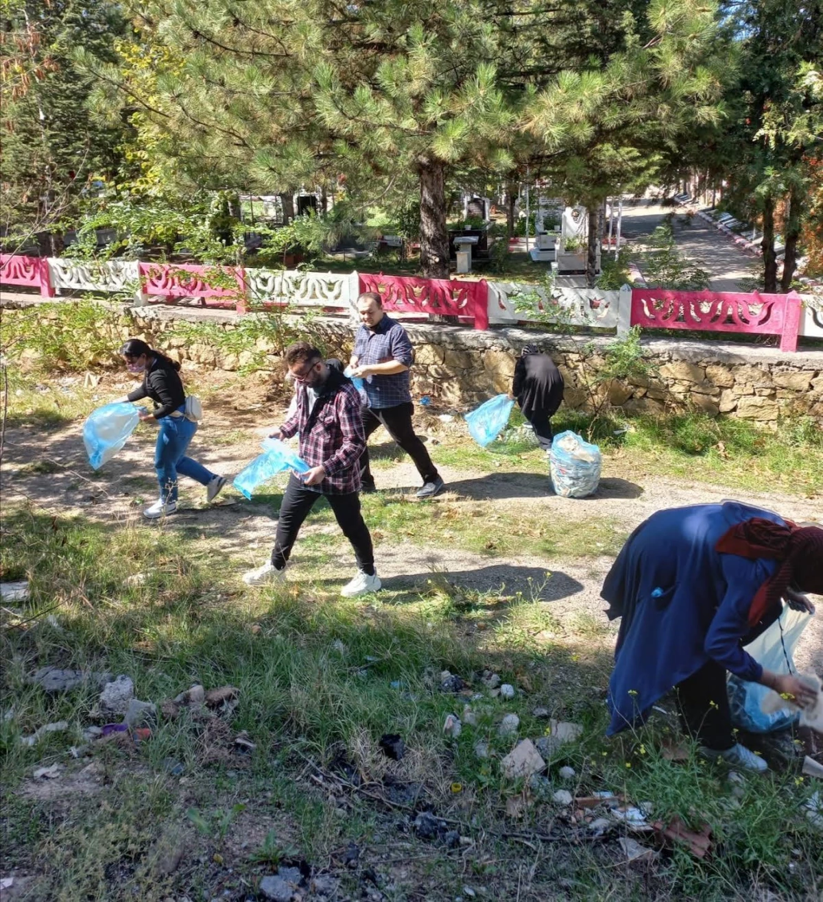 Genç yazarlar Kırıkkale şehitliğini temizlediler