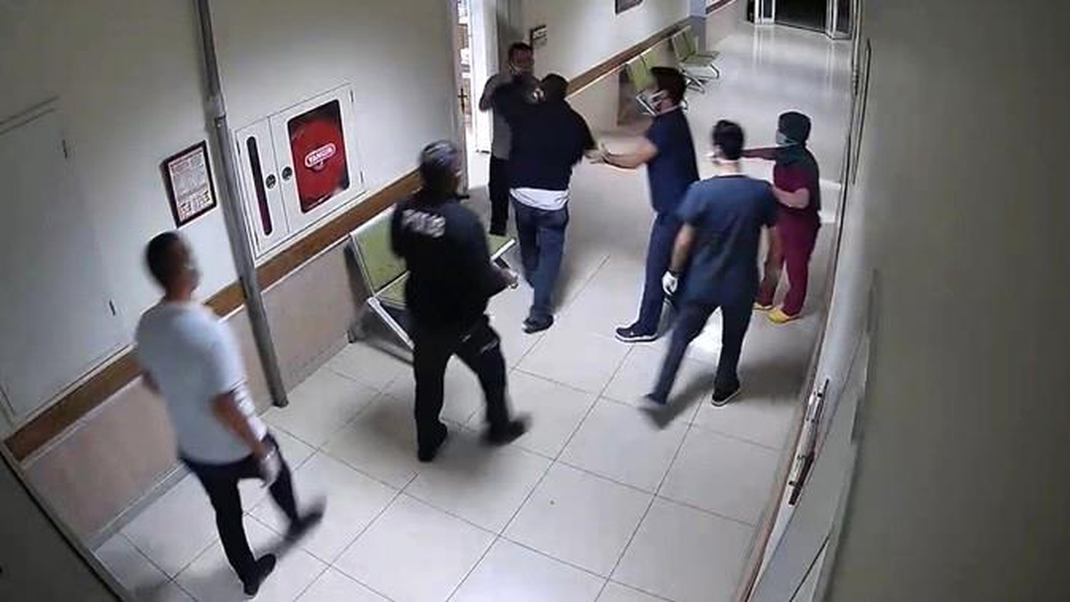 Son dakika haberleri... Hastanede polis ve çalışanlara saldırdılar