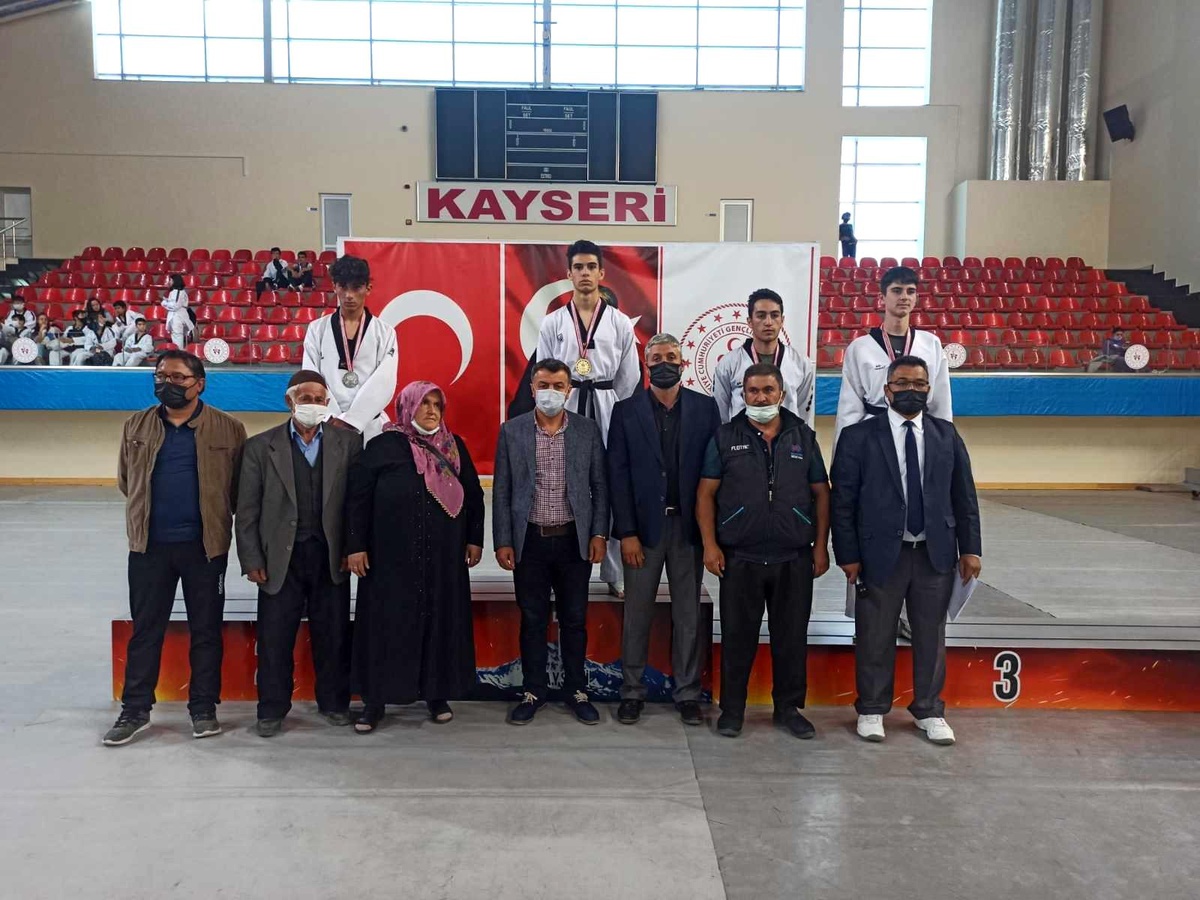 \'İpeksi Dokunuşla Sokaktan Madalyaya Uzanan Eller\' Projesi Sporcuların Büyük Başarı