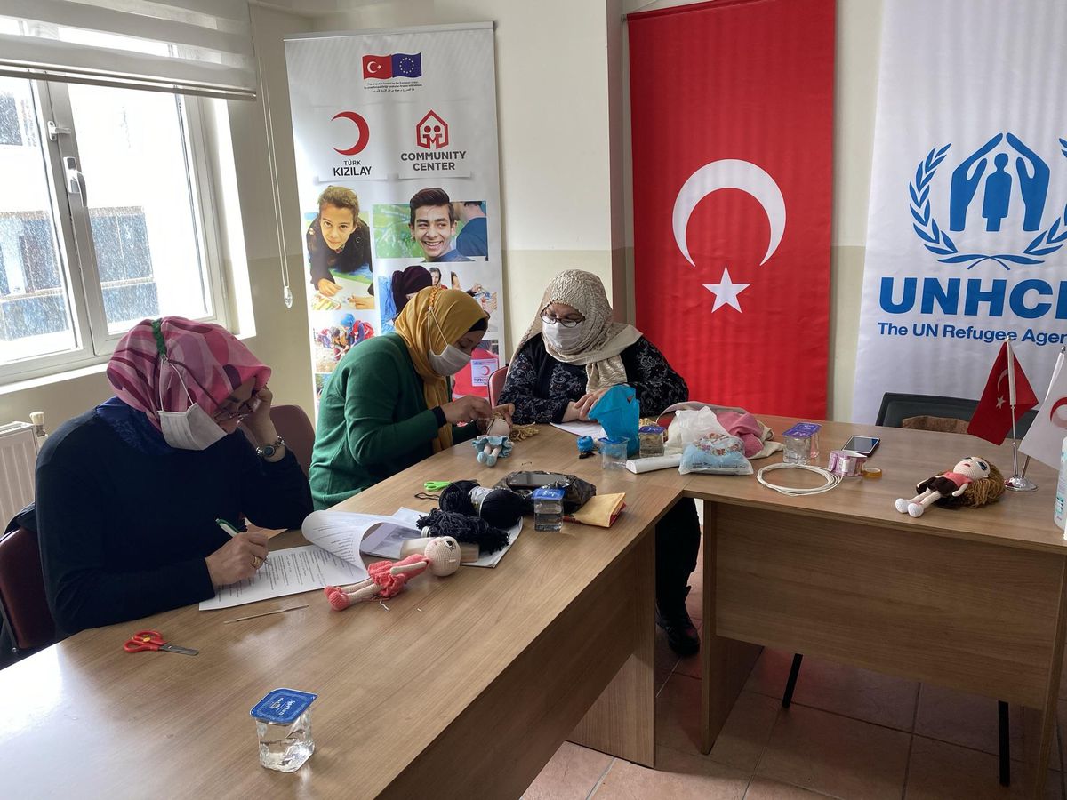 Son dakika haber | İzmir\'de Kızılay atölyesinde üretilen örgü bebekler, çocuklara hediye edildi
