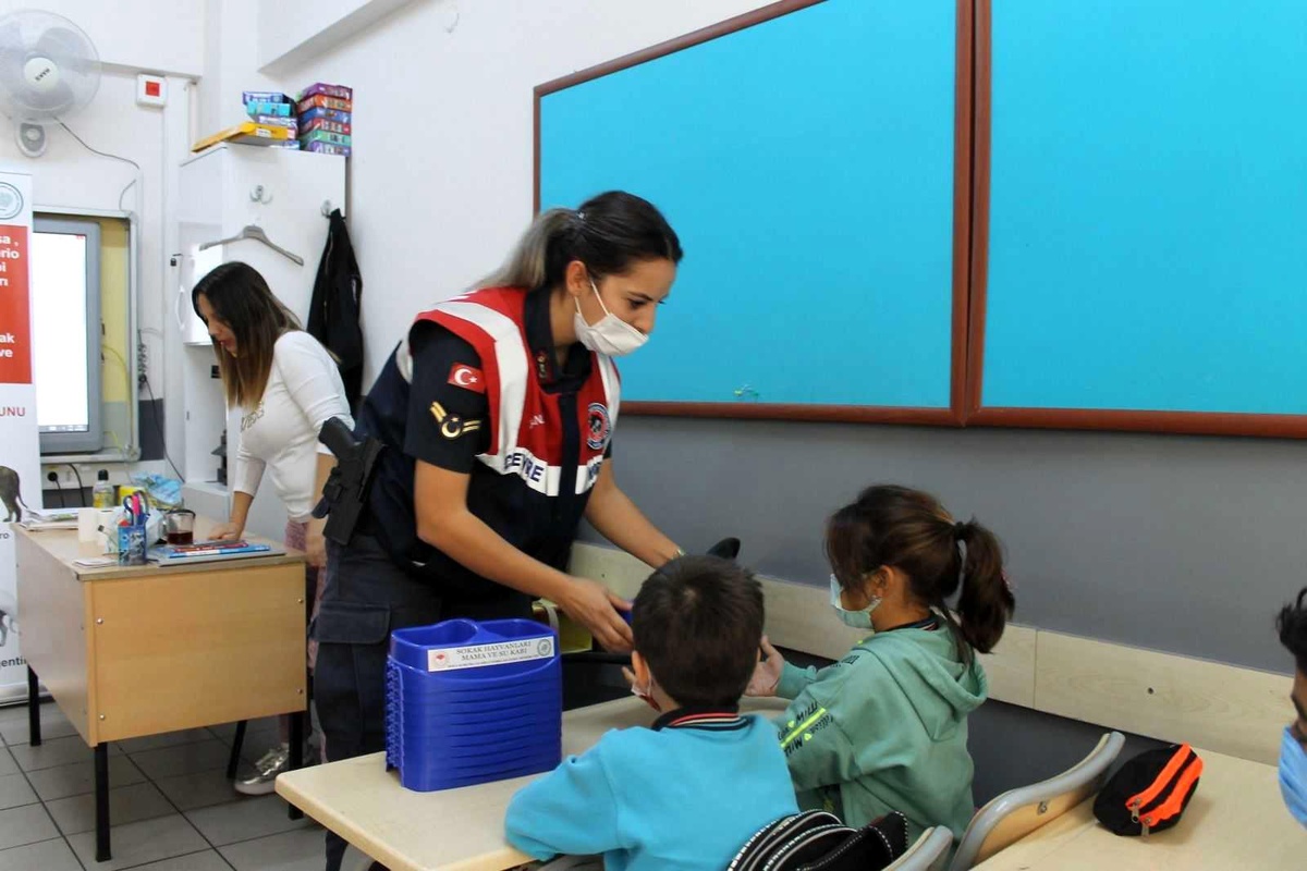 Jandarma minik kalplere hayvan sevgisini anlattı