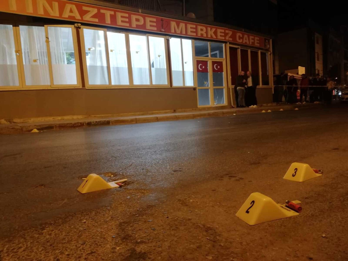 Kafeye ateş açan saldırganı bekçiler etkisiz hale getirdi