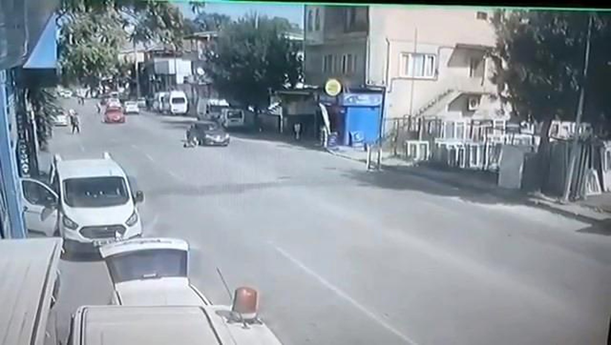 Karşıdan karşıya geçmek isteyen yayaya otomobil böyle çarptı