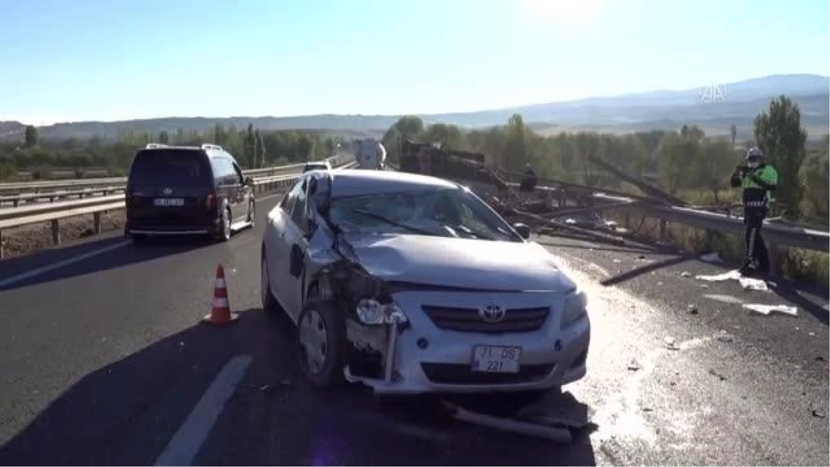 KIRIKKALE - Traktör römorkuna çarpan otomobildeki 4 kişi yaralandı