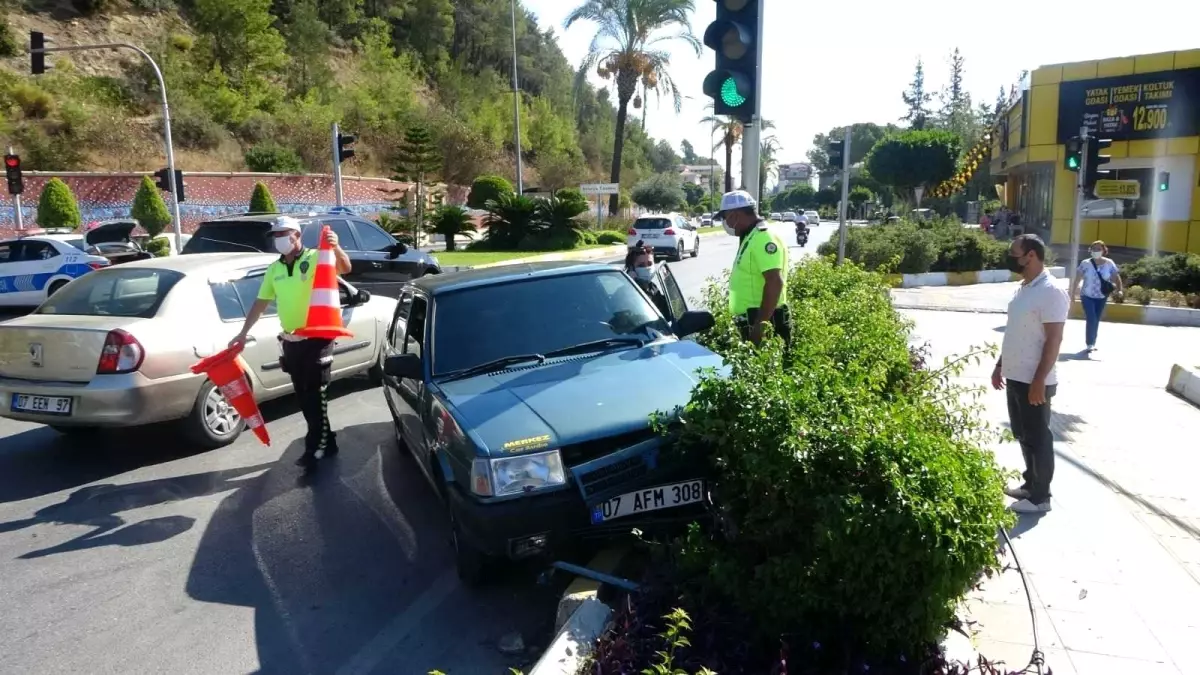 Kırmızı ışıkta durmak için el frenini çekince refüje çıktı