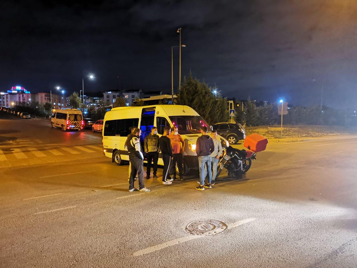 Kocaeli\'de servis minibüsü ile çarpışan motosikletin sürücüsü yaralandı