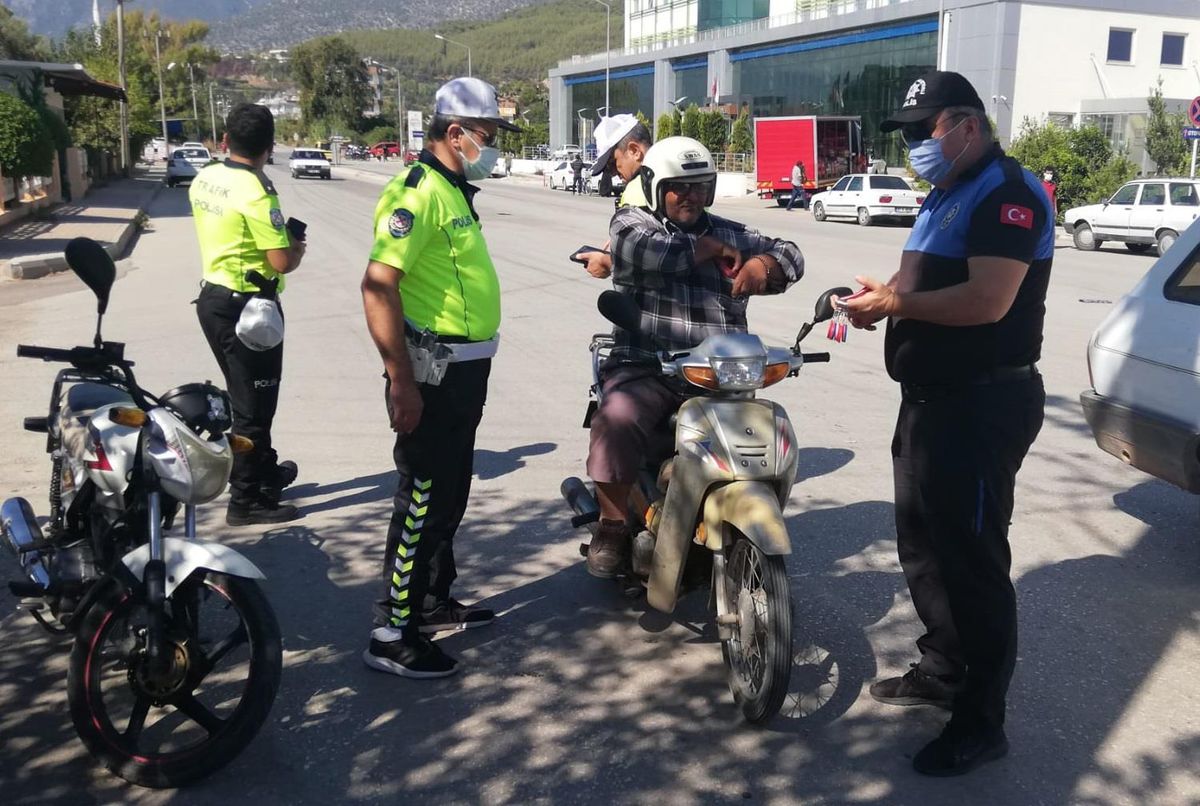 Kumluca\'da motosiklet sürücülerine yönelik kask denetimi yapıldı