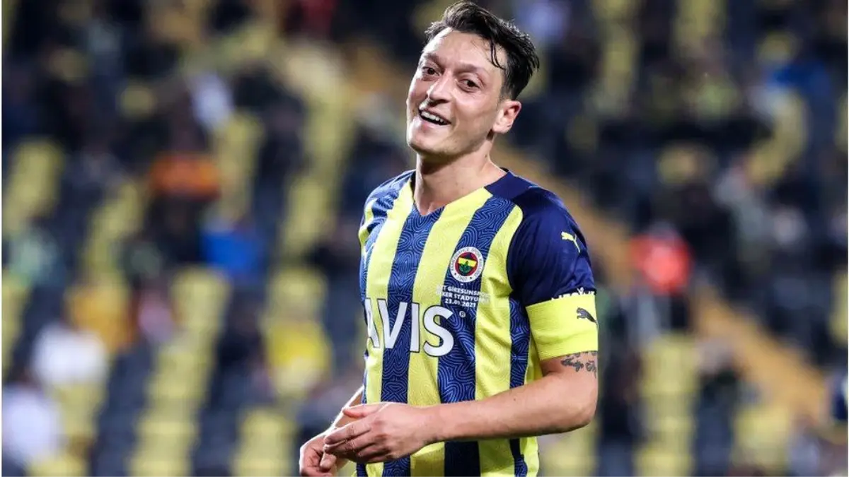 Mesut Özil\'den İngiltere\'de yeni futbol okulu