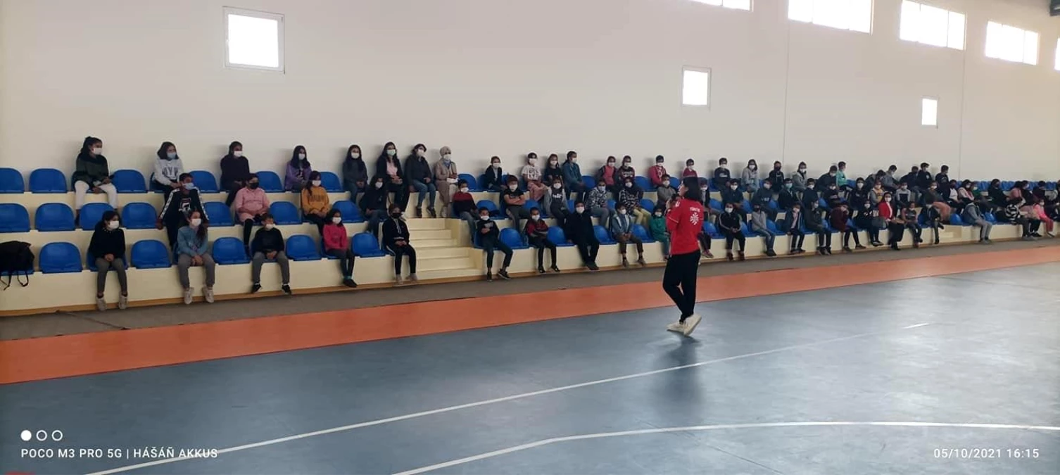 Milli Sporcu Meryem Betül Çavadar öğrencilerle bir araya geldi