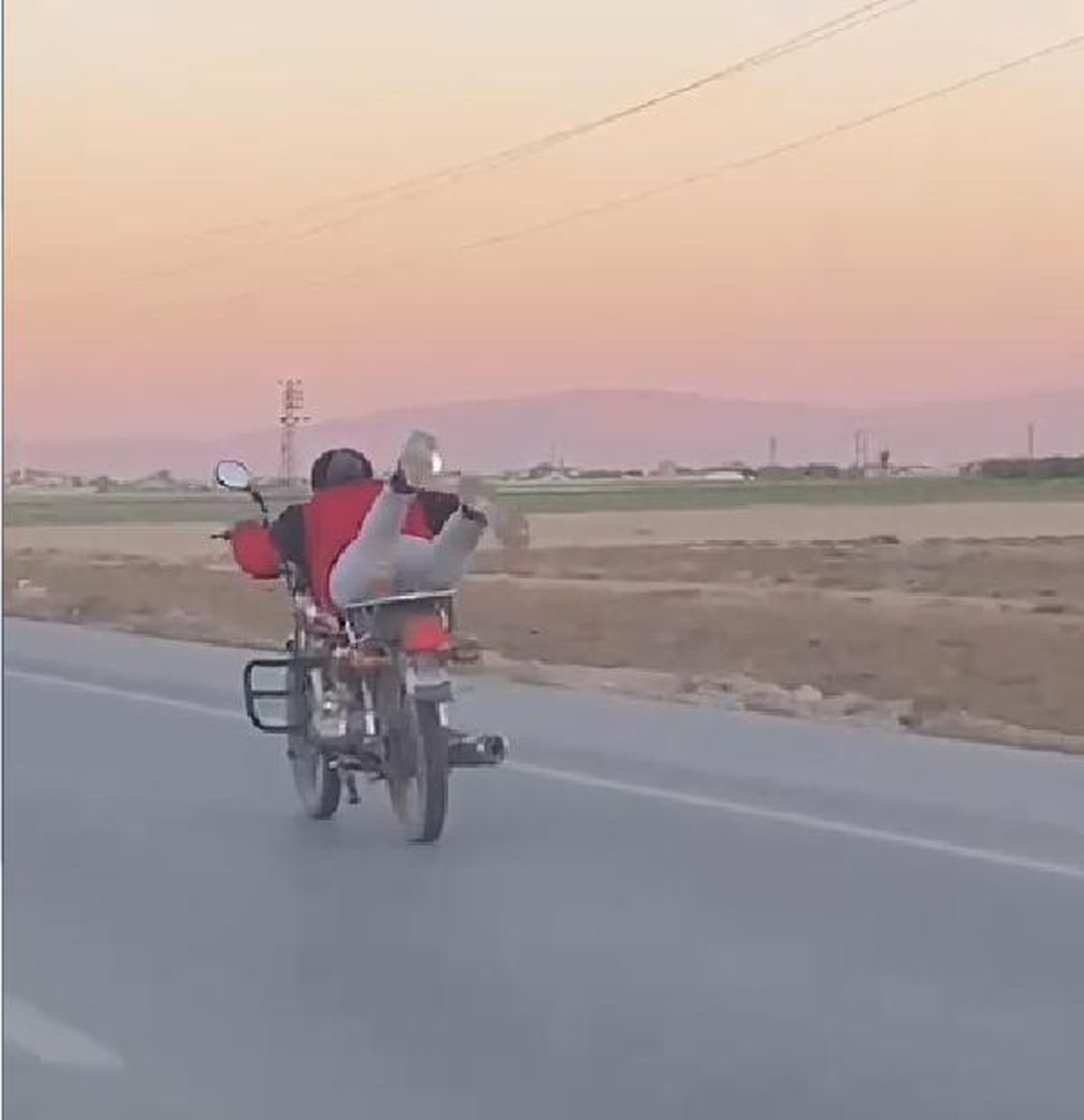 Son dakika: Motosiklet sürücüsünün tehlikeli yolculuğu kamerada