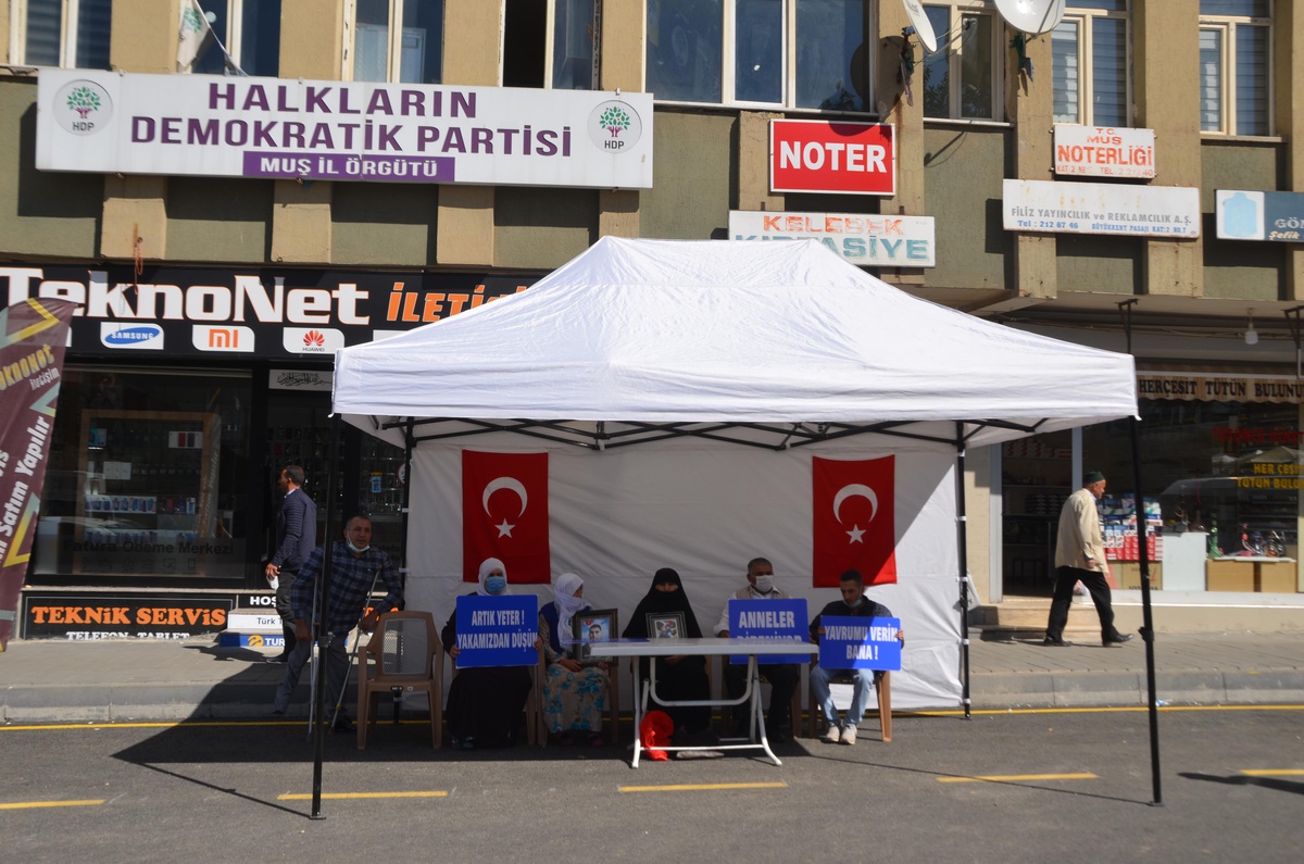 Son dakika haberleri! Muş\'ta çocukları PKK\'lı teröristlerce kaçırılan aileler HDP önünde eylem yaptı