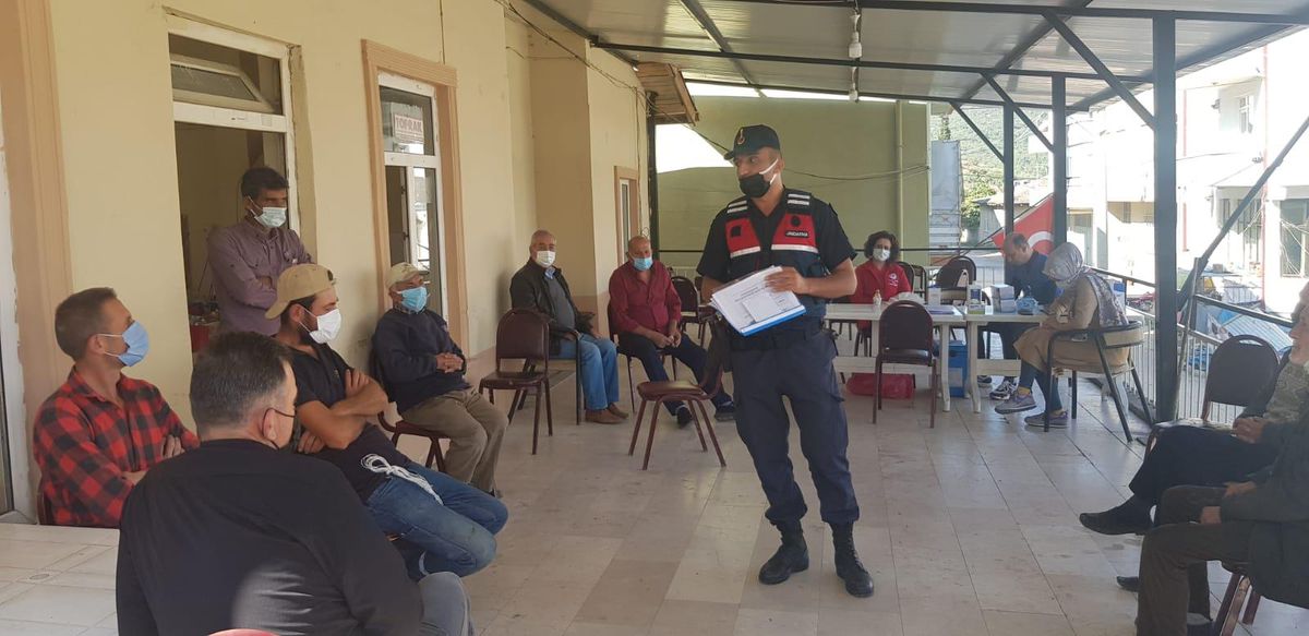 Osmaneli\'nde mobil ekiplerin aşı ve bilgilendirme çalışmalarına jandarmadan destek