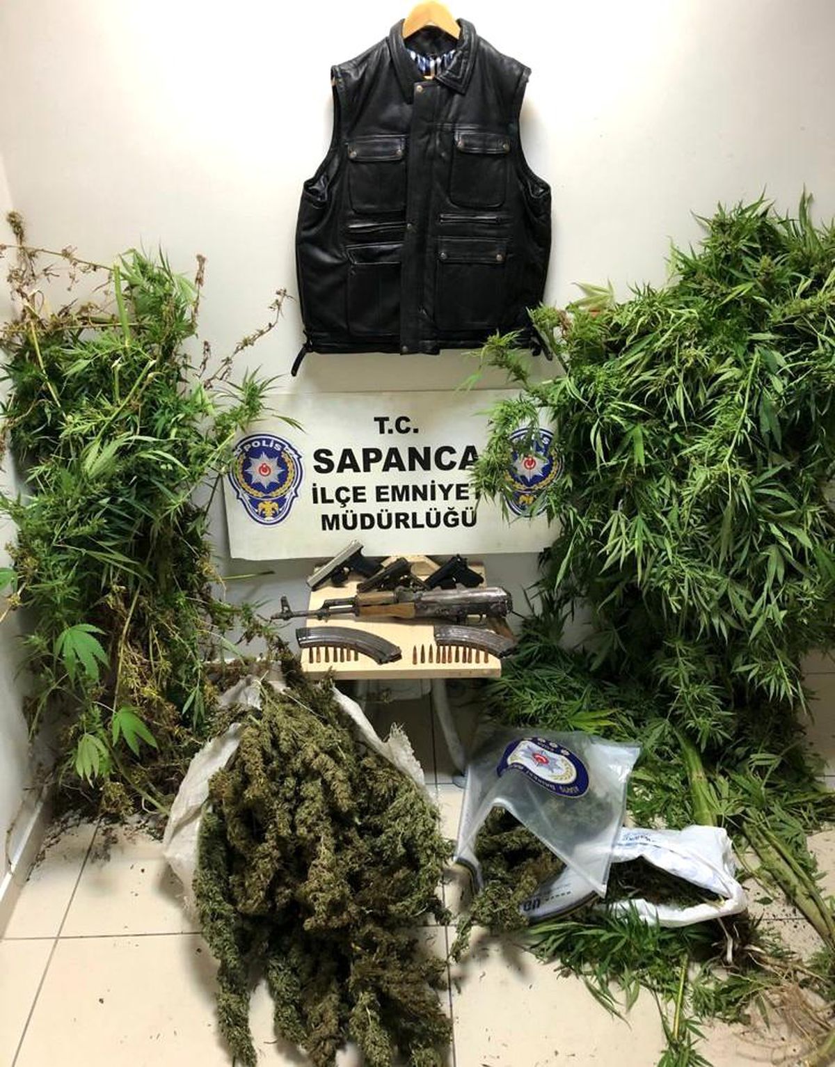 Sapanca polisinden operasyon: Silah ve uyuşturucu ele geçirildi