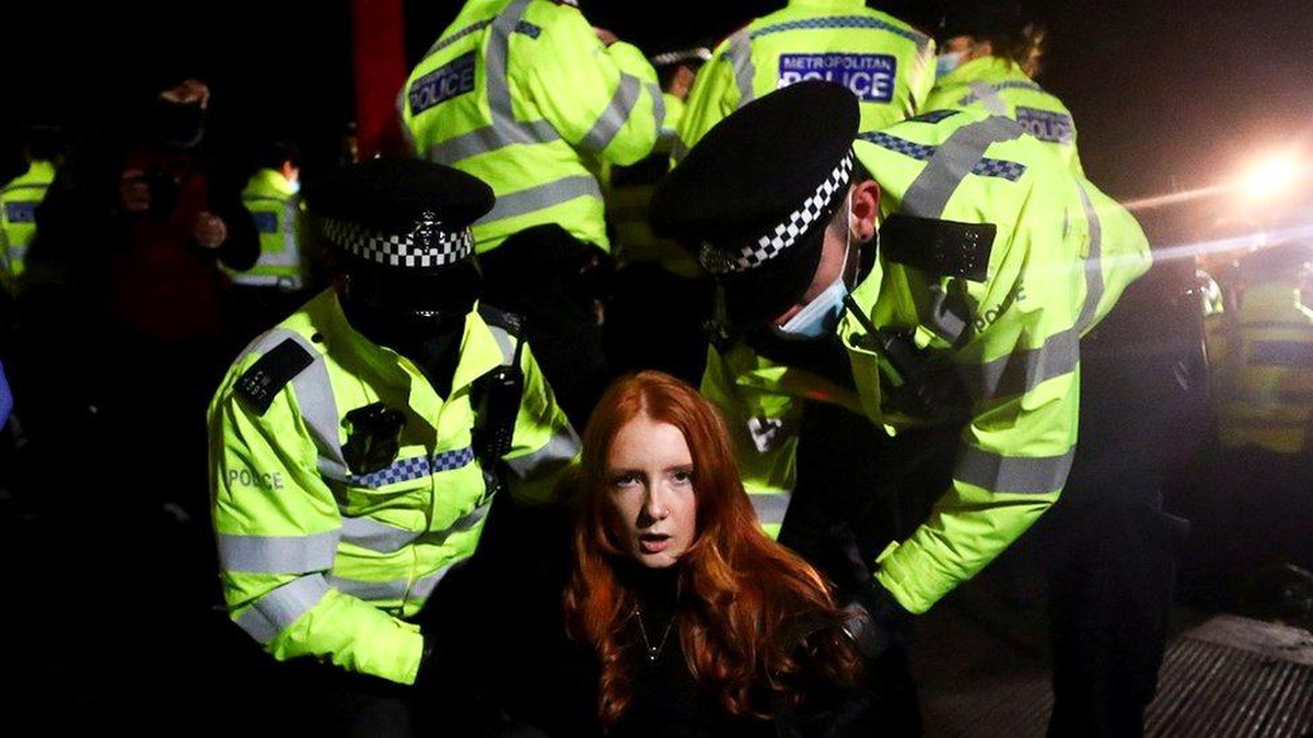Sarah Everard anmasında gözaltına alınan kadın, Tinder\'da 50 polisin kendisiyle iletişime geçtiğini söyledi