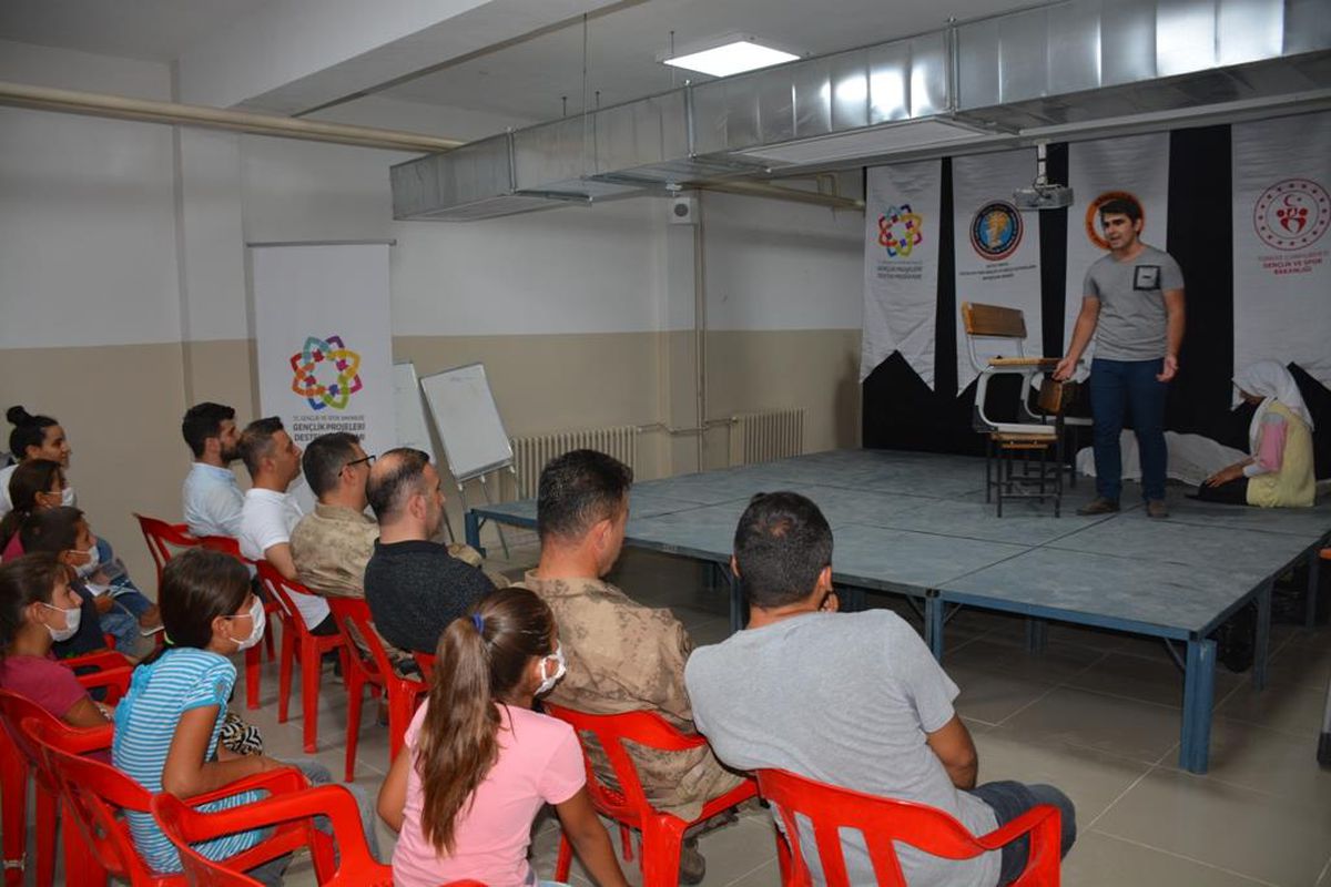 Silopi\'de köyde tiyatro gösterisi