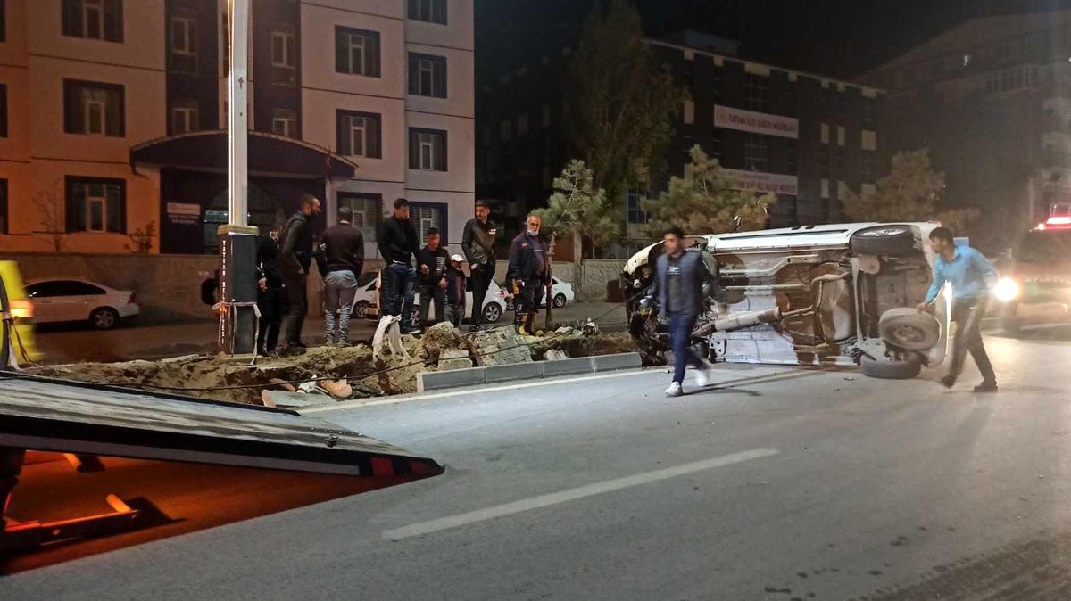 Son dakika haber! Tatvan\'da trafik kazası 2 yaralı