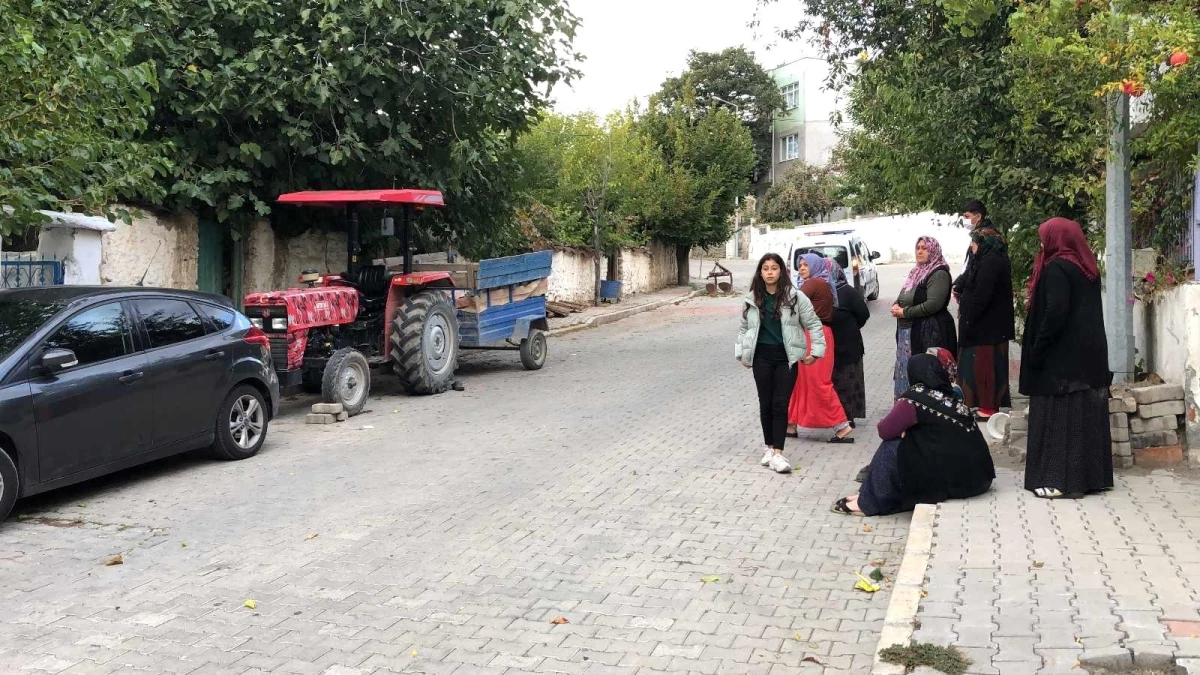 Traktör üstünde fenalaştı, doktorların müdahalesine rağmen kurtarılamadı