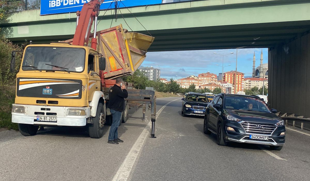 Ümraniye\'de damperi açık kalan kamyon köprüye çarptı