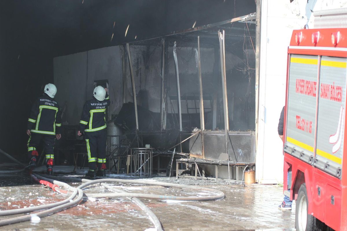 Yanan fabrikasını gözyaşlarıyla izledi