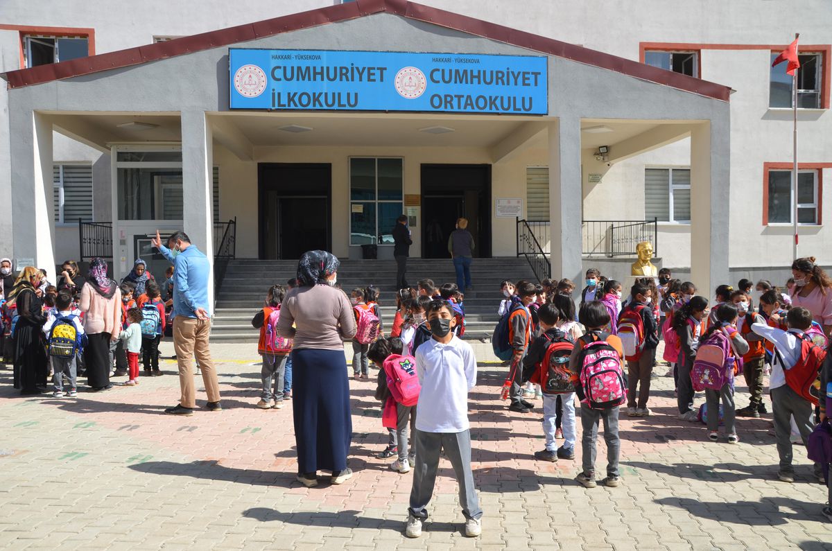 Yüksekova\'da terör örgütü yandaşlarınca yakılan dersliklerin yerine daha fazlası yapıldı