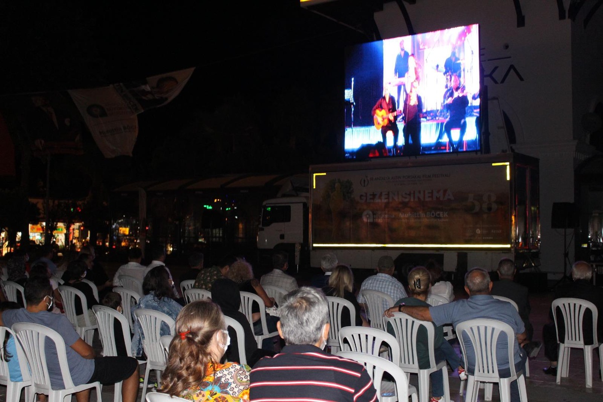 "Altın Portakal Sinema Tırı" sinemaseverlerle buluştu