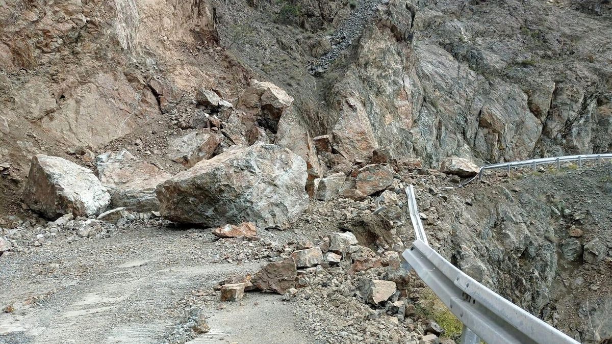 Artvin\'de heyelan nedeniyle bir köy yolu ulaşıma kapandı