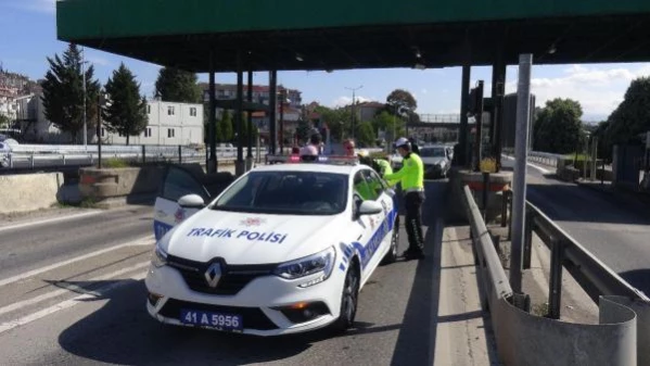 İki sürücünün inadı gişede kazaya sebep oldu! Aynı anda giriş yapmak isteyince sıkışıp kaldılar