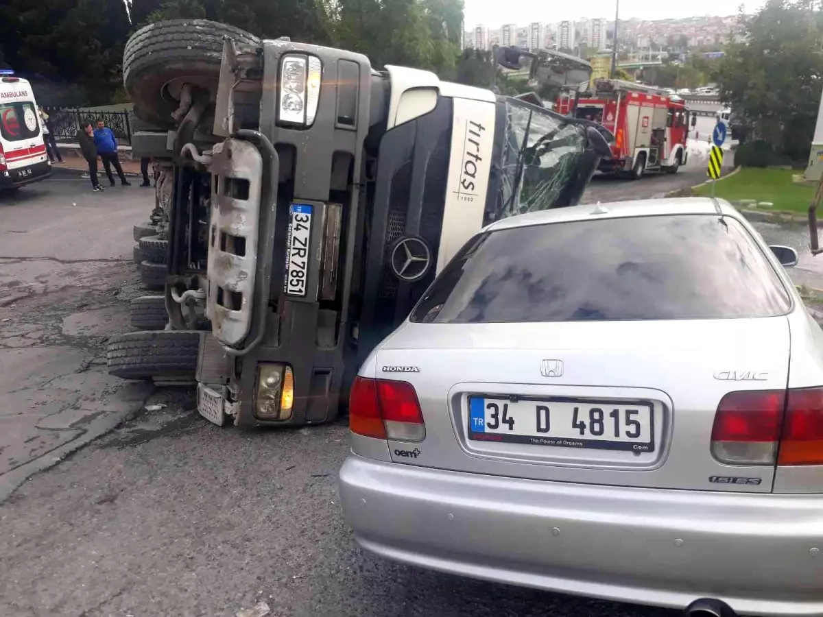 Bahçelievler\'de beton mikseri park halindeki otomobilin üzerine devrildi