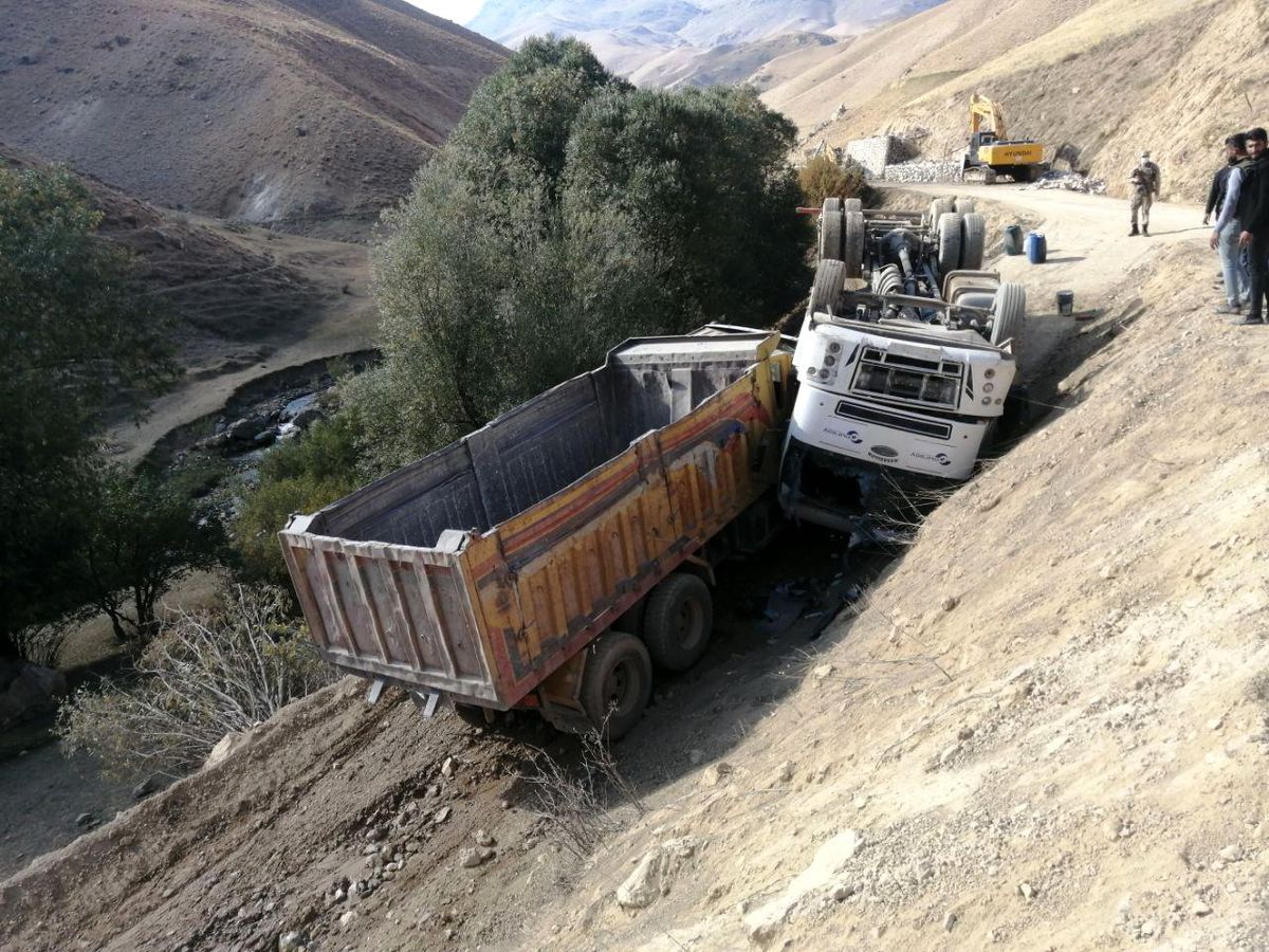 Başkale\'de yolu sulayan tanker devrildi: 2 yaralı