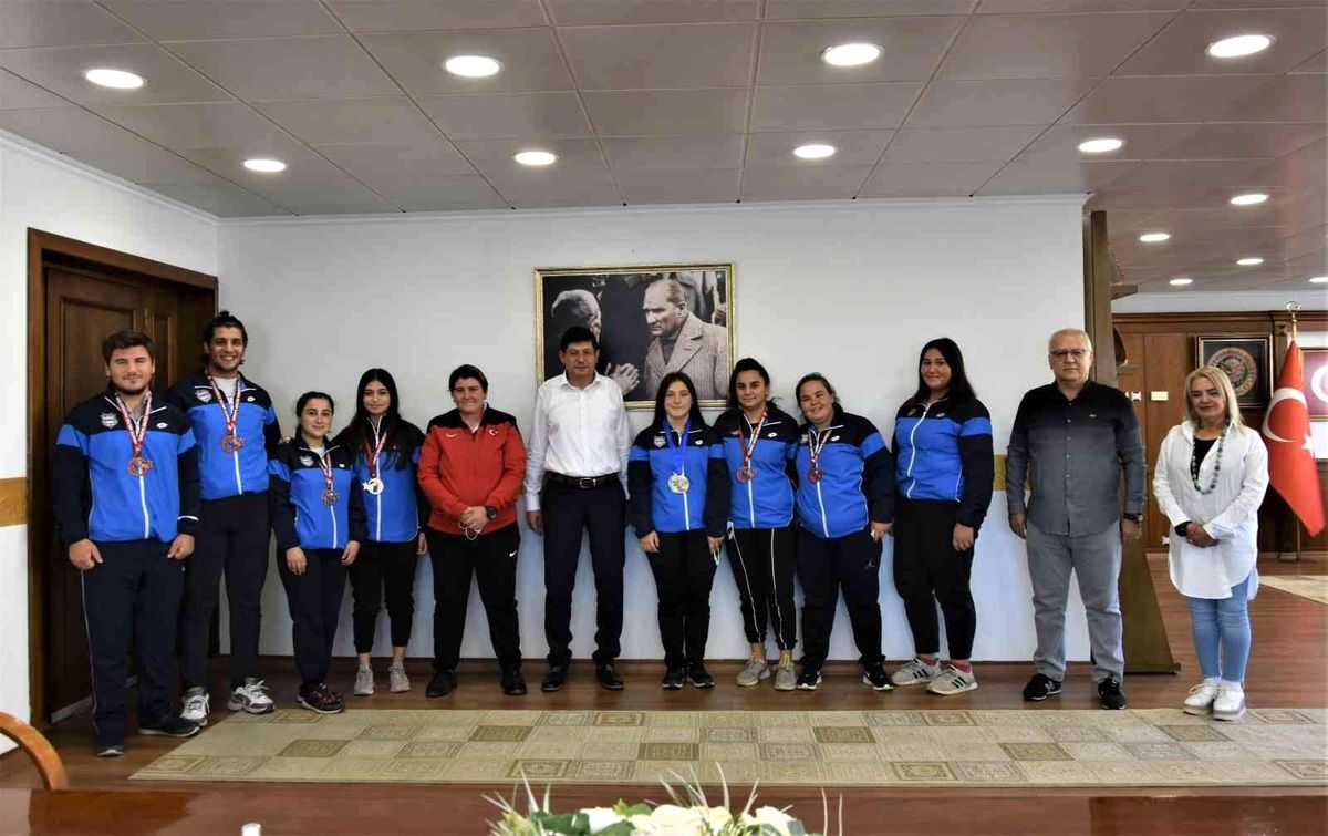 Başkan Özcan\'dan Nazillili\'nin şampiyonlarına altın ödülü