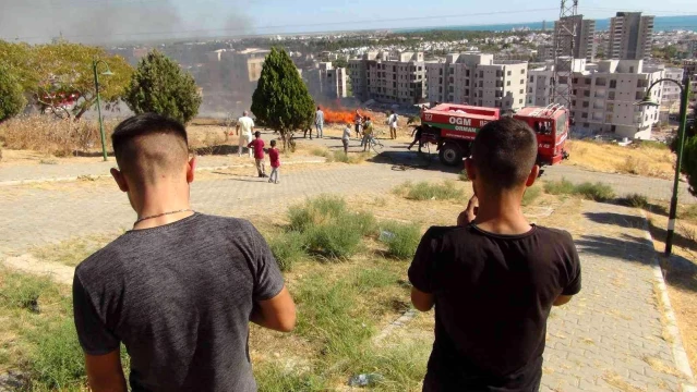 Son dakika haberi! Yangın savaşçıları bu kez inşaat işçileri oldu...Yangına gömlek ve tişörtleriyle müdahale ettiler