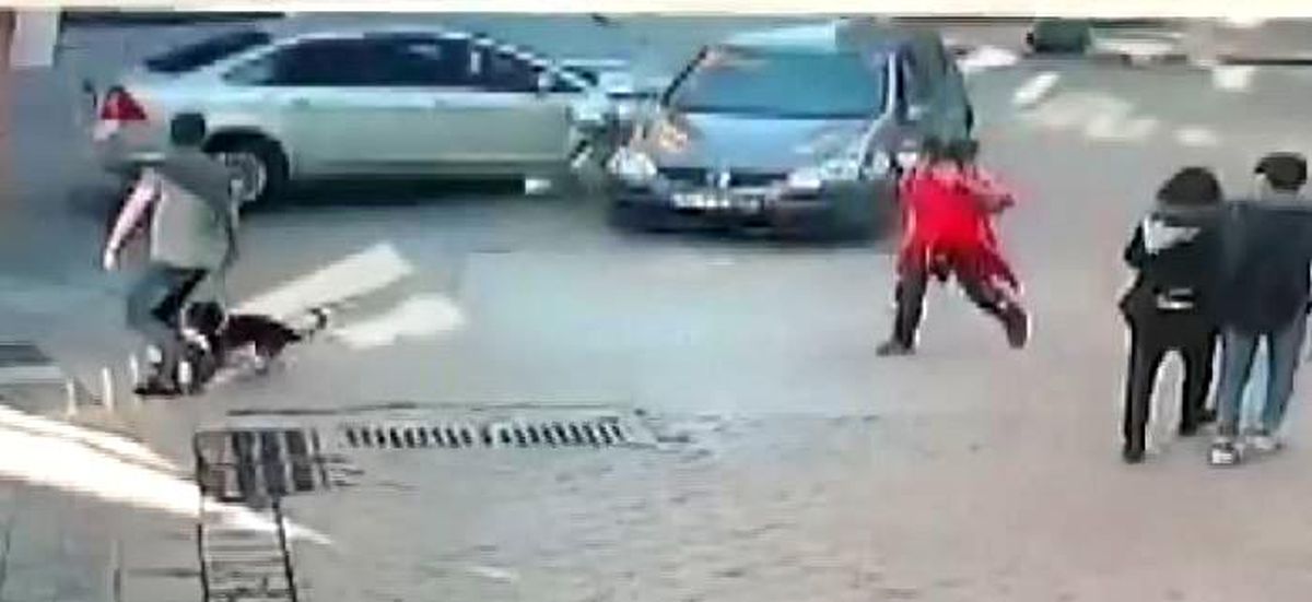 Dikkatsiz sürücülerin kaza anı güvenlik kamerasında