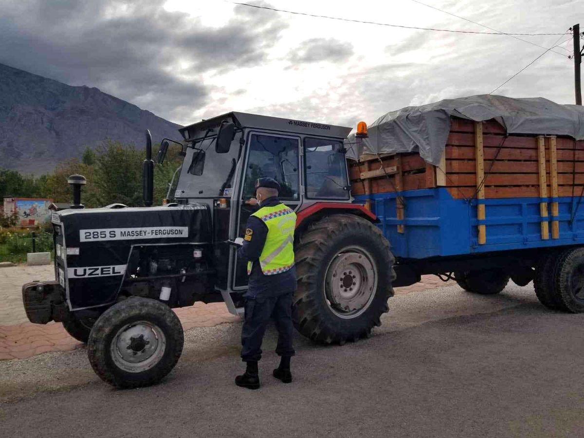 Erzincan\'da jandarma traktör denetiminde